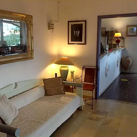 Hotel Akrotiri 2*
