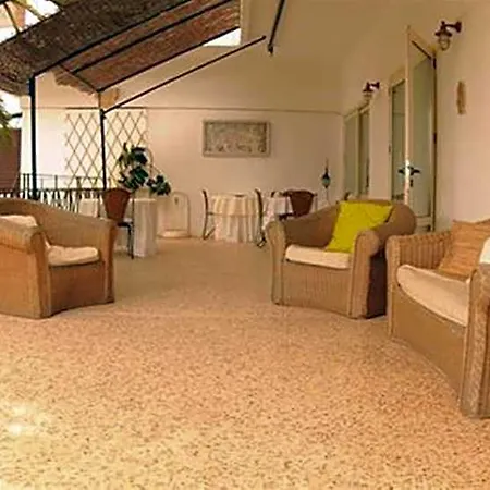 Akrotiri Hotel 2*