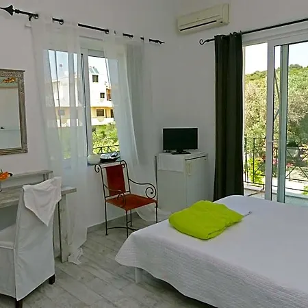 Akrotiri Hotel