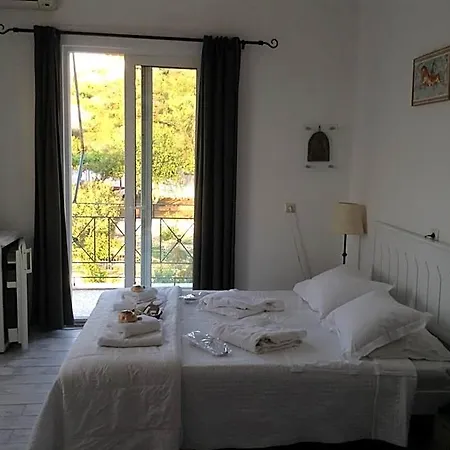 Akrotiri Hotel