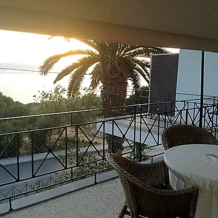 Akrotiri Hotel