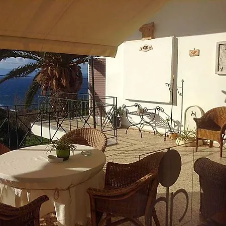 Akrotiri Hotel